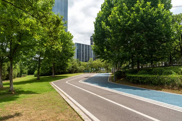 Modern şehirde yürüyüş yolu