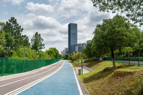 Modern şehirde yürüyüş yolu