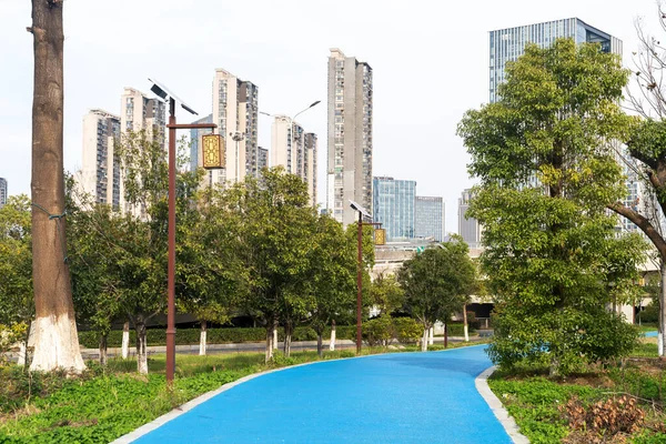 Modern şehirde yürüyüş yolu