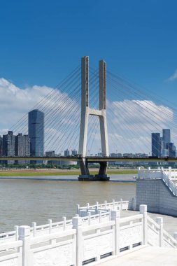 Nanchang, Çin 'deki köprü, Ganjiang Nehri' ni ve Nanchang kentsel manzarasını kapsar.