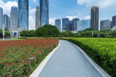 Şangay 'da modern bina geçmişi olan şehir parkı.