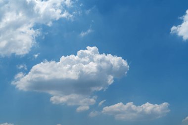 Sirus bulutlu mavi gökyüzü. Hava açık ve sabahları hava güzel.