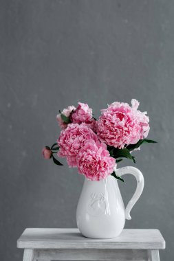 bir vazoda peonies buket