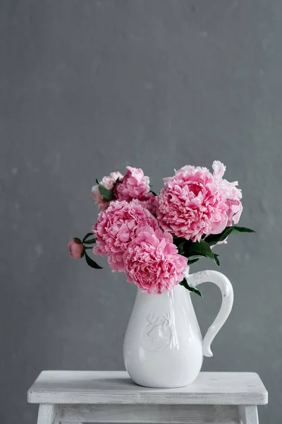 Bouquet of peonies in a vase — Stock Photo, Image