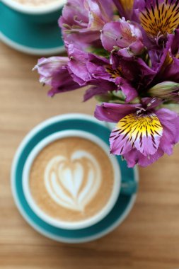  bir fincan kahve ile masaya Alstroemeria çiçek