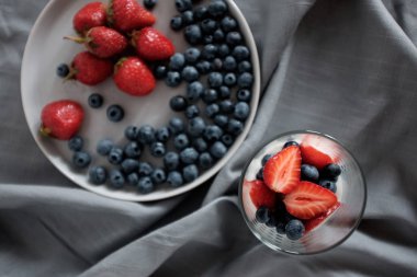 Sağlıklı yoğurt böğürtlen ve çilek ile kahvaltıda