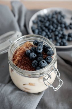 Yaban mersini ile sağlıklı tatlı tiramisu. 