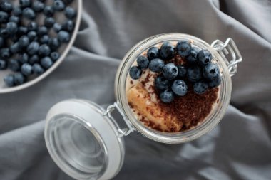 Yaban mersini ile sağlıklı tatlı tiramisu. 