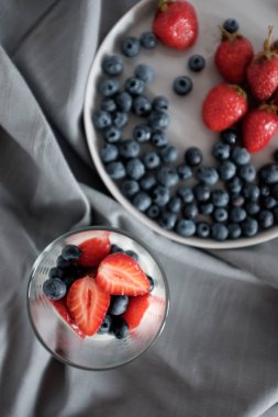 Sağlıklı yoğurt böğürtlen ve çilek ile kahvaltıda