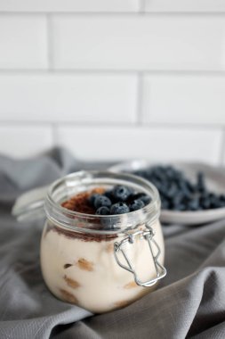 Yaban mersini ile sağlıklı tatlı tiramisu. 