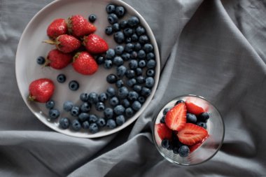 Sağlıklı yoğurt böğürtlen ve çilek ile kahvaltıda