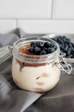 Yaban mersini ile sağlıklı tatlı tiramisu. 