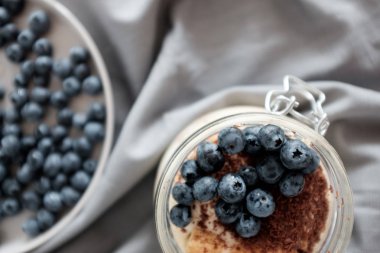 Yaban mersini ile sağlıklı tatlı tiramisu. 