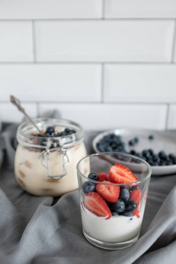 Sağlıklı yoğurt böğürtlen ve çilek ile kahvaltıda