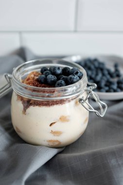 Yaban mersini ile sağlıklı tatlı tiramisu. 