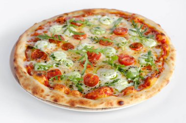 Pizza domates ve roka ve mozzarella ile