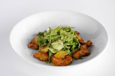  tavuk biftek, salata karışımı, portakal, peynir salatası. Zeytinyağı altında.