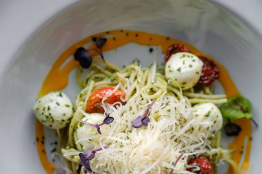 Fesleğen ve mozzarella peynirli spagetti