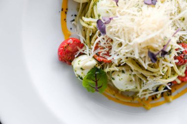 Fesleğen ve mozzarella peynirli spagetti