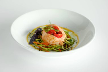 Spagetti kabak ve havuç ile somon