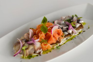 Balık sebze ile karıştırın. Soğuk meze