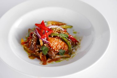 Et ve sebze beyaz bir plaka ile sıcak salata