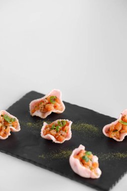 Bir tepsi üzerinde Somon tartar