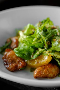  tavuk biftek, salata karışımı, portakal, peynir salatası. Zeytinyağı altında.