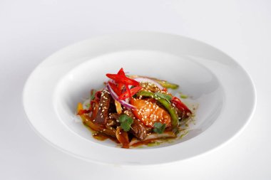 Et ve sebze beyaz bir plaka ile sıcak salata