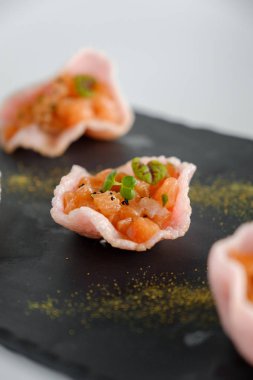 Bir tepsi üzerinde Somon tartar