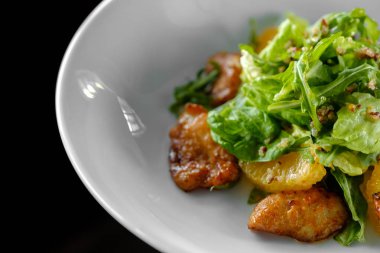 Tavuk biftek, salata karışımı, portakal, peynir salatası