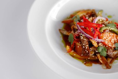 et ve sebze ile sıcak salata