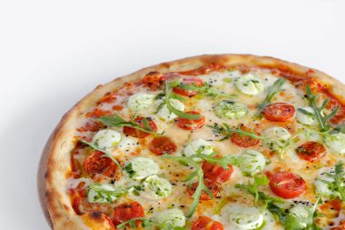 Pizza domates ve roka ve mozzarella ile