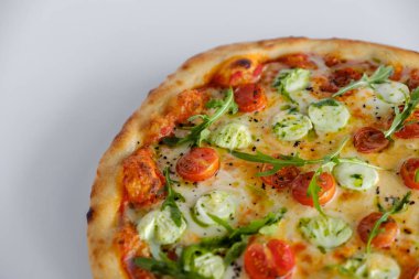 Pizza domates ve roka ve mozzarella ile