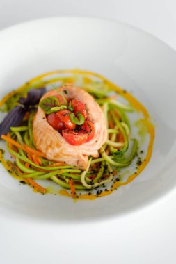 Spagetti kabak ve havuç ile somon