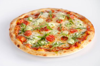 Pizza domates ve roka ve mozzarella ile