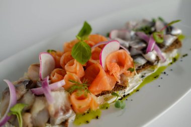 Balık sebze ile karıştırın. Soğuk meze