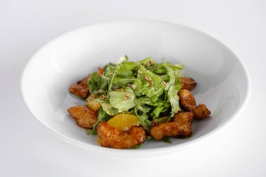 Sulu Salata tavuk biftek, salata karışımı, portakal, peynir ile. Zeytinyağı altında.