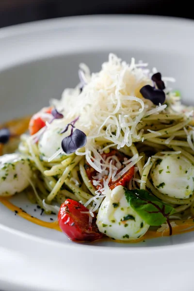 Fesleğen ve mozzarella peynirli spagetti