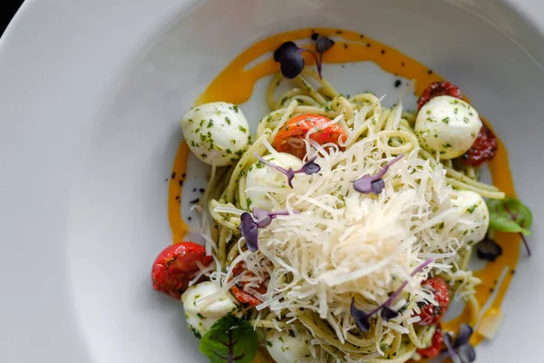 Fesleğen ve mozzarella peynirli spagetti