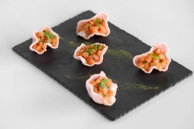 Bir tepsi üzerinde Somon tartar