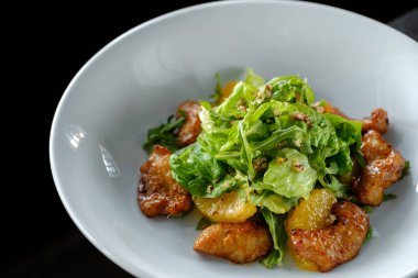  tavuk biftek, salata karışımı, portakal, peynir salatası. Zeytinyağı altında.