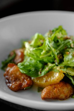  tavuk biftek, salata karışımı, portakal, peynir salatası. Zeytinyağı altında.