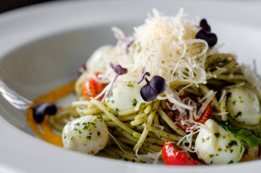 Fesleğen ve mozzarella peynirli spagetti