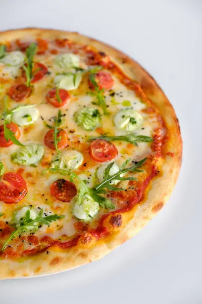 Pizza domates ve roka ve mozzarella ile