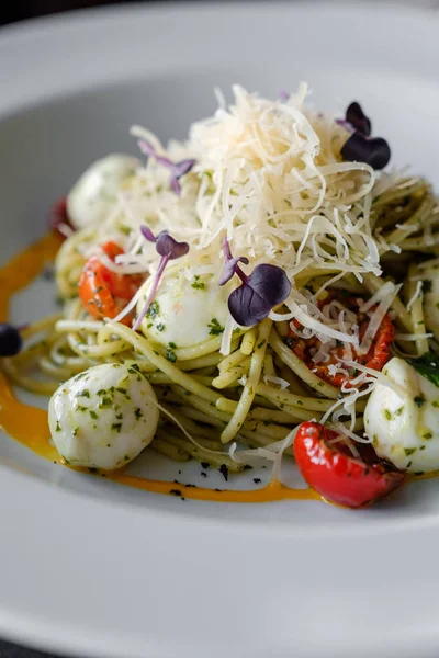 Fesleğen ve mozzarella peynirli spagetti