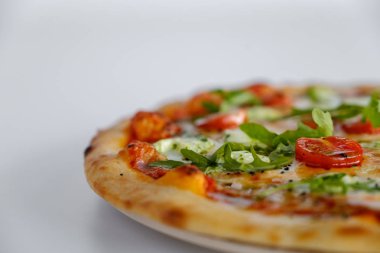 Pizza domates ve roka ve mozzarellalı. Beyaz arka plan