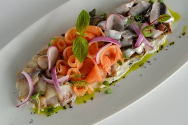 Balık sebze ile karıştırın. Soğuk meze