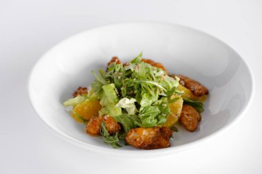  tavuk biftek, salata karışımı, portakal, peynir salatası. Zeytinyağı altında.