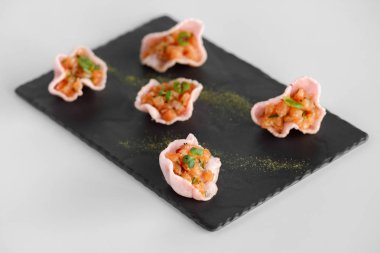 Bir tepsi üzerinde Somon tartar